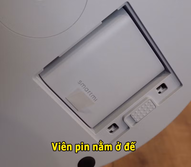 Xiaomi Smartmi được trang bị viên pin 2.800 mAh (có thể tháo rời). Smartmi có tổng cộng 4 cấp độ gió. Ở cấp độ thấp nhất, viên pin này có thể duy trì thời gian hoạt động trong vòng 16 giờ, còn mức gió mạnh nhất trong 4 giờ.