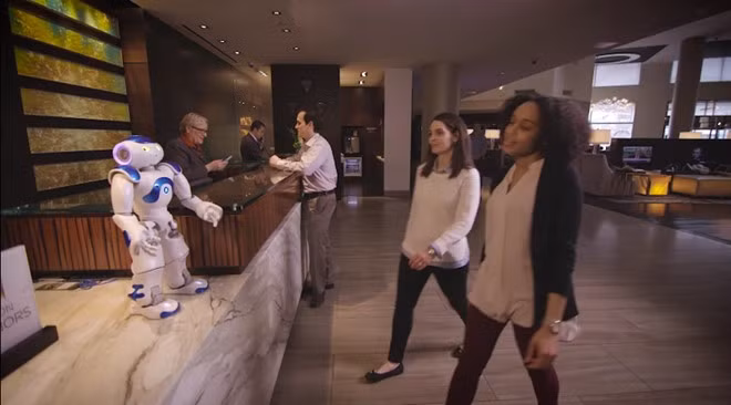 Khách sạn Hilton McLean Tysons Corner tại bang Virginia sở hữu một robot sử dụng trí thông minh nhân tạo của IBM để chào đón khách và giới thiệu các địa điểm du lịch thú vị. Phòng ở đây sử dụng điện thoại thông minh để đóng mở cửa.