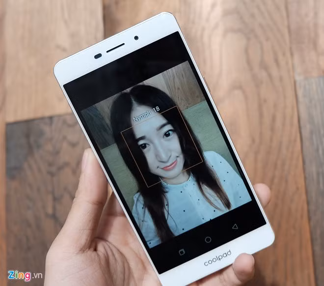 Camera trước cũng có độ phân giải 8MP, Coolpad thêm vào vài chế độ vui vẻ dành cho người dùng thích selfie.