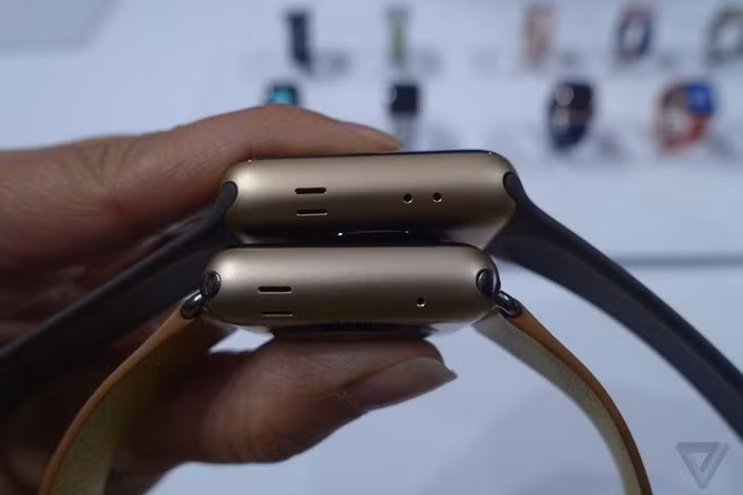Chúng ta thấy Apple Watch bản mới dày hơn khoảng 1mm so với bản cũ, lỗ loa kép, cảm biến vân tay có một vòng trắng ở bên ngoài.