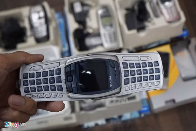 Điện thoại biến hình Nokia 6800 với thiết kế độc đáo thu hút nhiều sự chú ý ngay từ những ngày đầu được giới thiệu. “Ngay từ khi biết đến 6800, Tuấn đã muốn mua ngay và phải đặt hàng ở Hong Kong. Tuấn nhớ mãi đúng ngày được sở hữu em nó là ngày 2/6/2003”, anh nói.