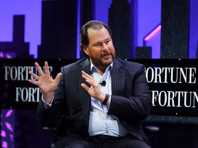 8. Marc Benioff - Đồng sáng lập và CEO Salesforce: Dù có nhiều công nghệ mới ra đời nhưng công ty phần mềm điện toán đám mây Salesforce vẫn là một trong những công ty công nghệ tăng trưởng mạnh nhất trên thế giới. Dưới sự điều hành của Benioff, công ty 50 tỷ USD này, tự hào có một tỷ lệ tăng trưởng hàng năm tới 22% và dự kiến sẽ thu về hơn 8 tỷ USD doanh thu trong năm nay. Benioff đã trở thành một mẫu giám đốc điều hành không chỉ thành công về tài chính mà còn thành công về giao tiếp xã hội. Ông là người tích cực ủng hộ bình đẳng giới, tạo ra văn hóa làm việc tiến bộ cũng như ủng hộ quyền đồng tính (LGBT).