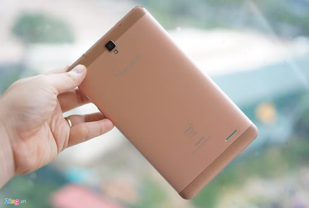 Masstel Tab 715 là một trong những máy tính bảng giá rẻ bán ra trong tháng 7 này. Với giá bán thuộc nhóm thấp nhất trong số các máy tính bảng tại Việt Nam, model này vẫn có một số điểm nhấn thú vị, chẳng hạn như phiên bản màu vàng hồng trong ảnh. Đây được xem là màu sang chảnh, xuất hiện ngày một nhiều trên các thiết bị di động hiện nay.
