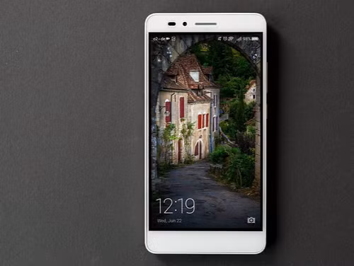 Smartphone tốt nhất dưới 200 USD: Honor 5X. Một lần nữa sản phẩm của Huawei lại lọt vào danh sách bình chọn những smartphone Android tốt nhất có giá dưới 200 USD của trang Androidpit. Sau thành công của Honor 7, Honor ra mắt thêm phiên bản 5X với mức giá phù hợp và kiểu dáng bằng nhôm sang trọng, bắt mắt. Bên cạnh đó, Honor 5X còn sở hữu cảm biến vân tay ở mặt lưng, màn hình hiện thị 5,5 inch Full HD, bộ xử lý Snapdragon 616, bố nhớ lưu trữ 16 GB và thẻ nhớ mở rộng miniSD 128 GB, camera sau 13 MP, pin 3000 mAh, hệ điều hành Android 5.1 Lollipop và có thể nâng cấp lên Android 6.0 Marshmallow vào thời gian tới. Honor 5X trình làng với 3 lựa chọn màu sắc, gồm vàng, bạc và xám. Smartphone tốt nhất dưới 200 USD: Honor 5X. Một lần nữa sản phẩm của Huawei lại lọt vào danh sách bình chọn những smartphone Android tốt nhất có giá dưới 200 USD của trang Androidpit. Sau thành công của Honor 7, Honor ra mắt thêm phiên bản 5X với mức giá phù hợp và kiểu dáng bằng nhôm sang trọng, bắt mắt. Bên cạnh đó, Honor 5X còn sở hữu cảm biến vân tay ở mặt lưng, màn hình hiện thị 5,5 inch Full HD, bộ xử lý Snapdragon 616, bố nhớ lưu trữ 16 GB và thẻ nhớ mở rộng miniSD 128 GB, camera sau 13 MP, pin 3000 mAh, hệ điều hành Android 5.1 Lollipop và có thể nâng cấp lên Android 6.0 Marshmallow vào thời gian tới. Honor 5X trình làng với 3 lựa chọn màu sắc, gồm vàng, bạc và xám.