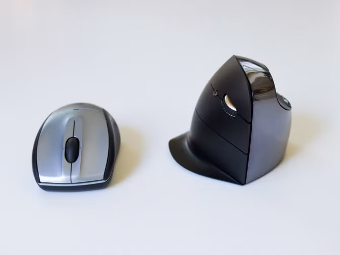 Theo Business Insider, chuột máy tính Vertical Mouse C được thiết kế bởi công ty Evoluent với hình dáng vô cùng "kỳ dị". Thay vì nằm ngang như truyền thống, thiết bị này lại có hình dáng thẳng đứng lạ thường.