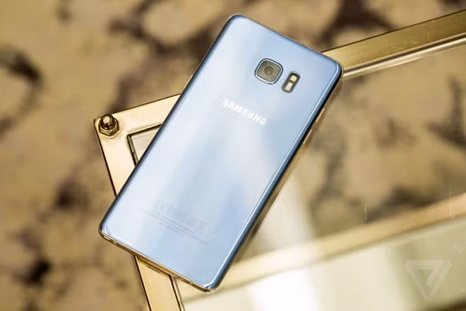 Bổ sung màu mới. Theo thông tin từ buổi ra mắt thì Samsung Galaxy Note 7 hiện có 4 màu chính là đen, bạc, vàng và xanh san hô. Samsung gọi màu xanh của họ là "Blue Coral", có thể sẽ tạo nên cơn sốt mới cho Note 7 khi lên kệ. Điểm thú vị là toàn bộ thân máy và bút S-Pen sẽ được phối đồng màu.