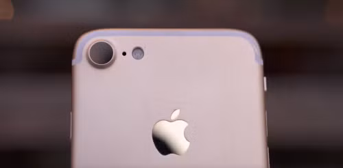 Máy ảnh iPhone 7 sẽ có kích thước lớn hơn và độ nhô ra cao hơn, có nghĩa iPhone sẽ có cảm biến máy ảnh lớn hơn, giúp hấp thụ ánh sáng nhiều hơn và chất lượng ảnh tốt hơn.