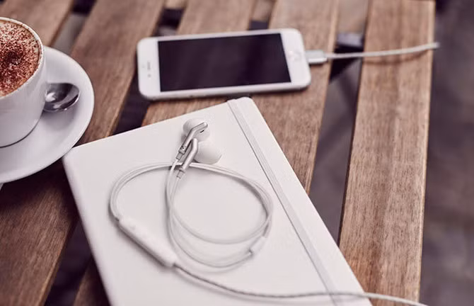 Libratone Q Adapt. Libratone Q Adapt (giá £159 - tương đương 4.7 triệu đồng). Đây là cặp tai nghe in-ear đầu tiên được trang bị khả năng chống ồn chủ động, sử dụng năng lượng của cổng Lightning nên không cần nguồn điện ngoài.