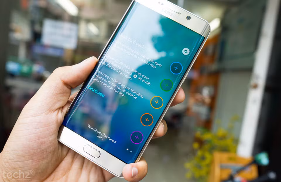 Về mặt thông số cấu hình, S6 Edge Plus có dung lượng RAM được tăng lên thành 4GB, màn hình 5,7 inch công nghệ Super AMOLED cùng viên pin 3.000mAh. Còn lại vẫn giữ nguyên như trên S6 Edge.