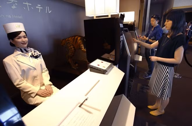 Weird Hotel ở xứ sở phù tang là khách sạn được điều hành phần lớn bởi robot. Chúng làm nhiều việc như tiếp tân, mang hành lí, hướng dẫn khách hàng tới các sự kiện,...