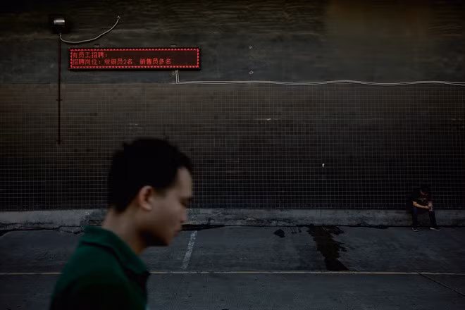 Họ làm việc, giải trí trong khi trên môi hiếm khi nở ra một nụ cười.