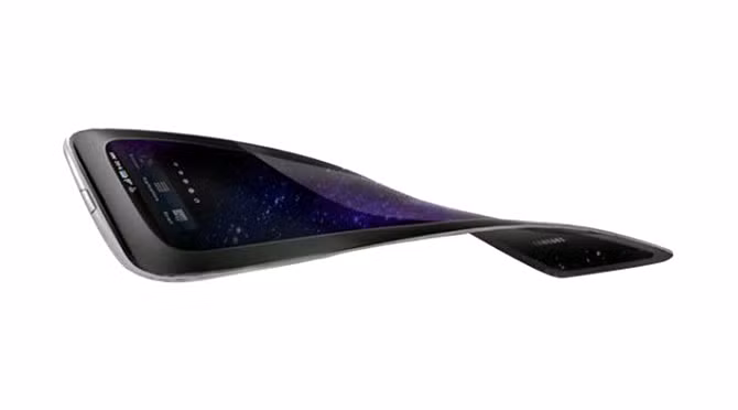 Điện thoại uốn cong của Samsung. Không có gì phải bàn cãi khi khái niệm điện thoại có màn hình uốn cong do Samsung khai sinh ra. Trong những năm qua, Samsung vẫn không ngừng phát triển về ý tưởng này, theo một số hình ảnh có được, hãng từng nghĩ đến việc sản xuất smartphone có thể đeo trên cổ tay.