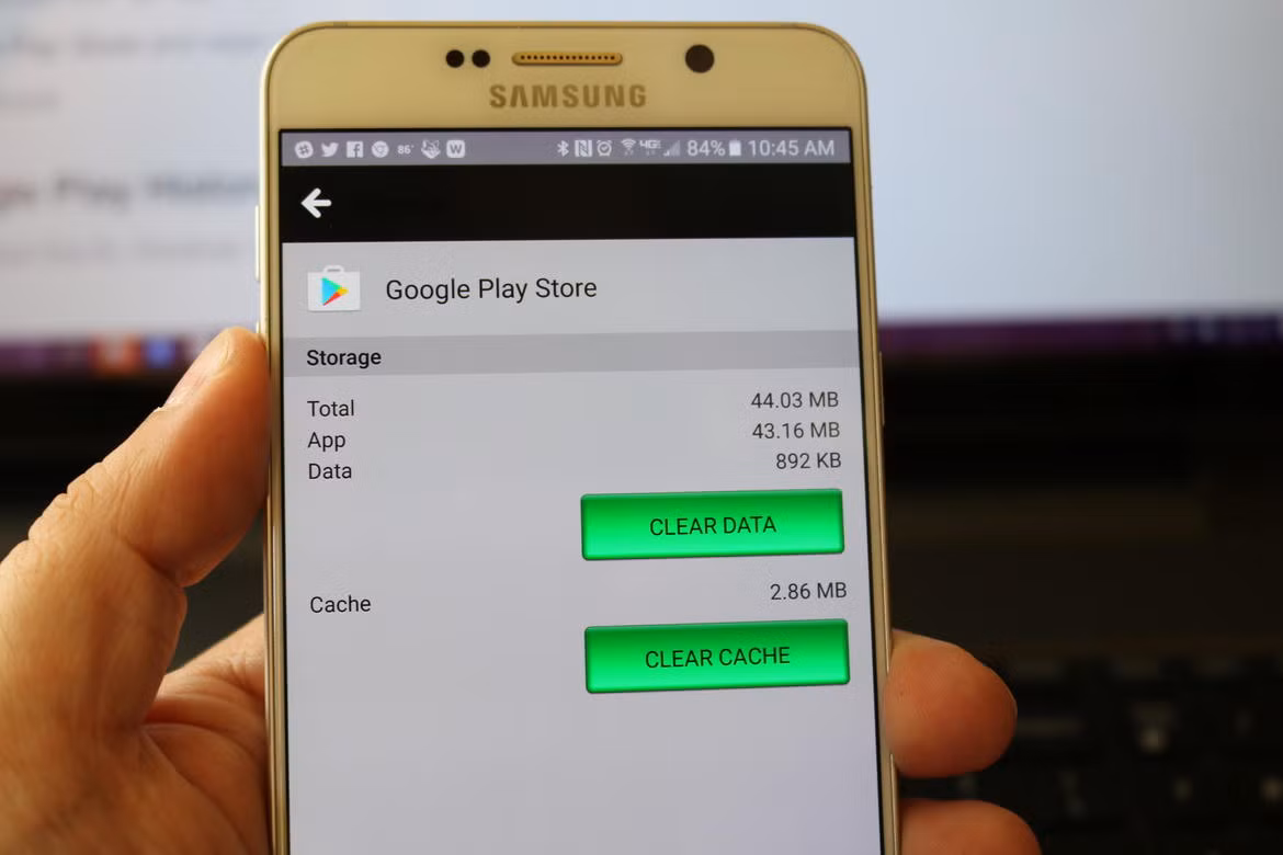 Google Play Store không mở được. Có lẽ vấn đề nằm ở bộ nhớ đệm, những gì bạn cần làm là xóa nó. Truy cập Settings > Applications > All Apps > Google Play Store > Storage > Clear Cache. Khởi động lại máy và sự cố sẽ được khắc phục.