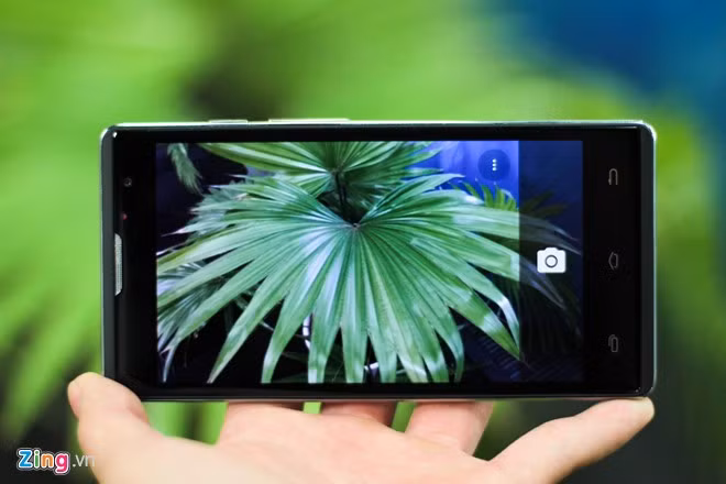 Máy ảnh chính 8MP, hỗ trợ đèn flash. Cụm cảm biến được đặt ở mặt lưng, đây là smartphone hiếm hoi dưới 3 triệu được trang bị công nghệ bảo mật này.
