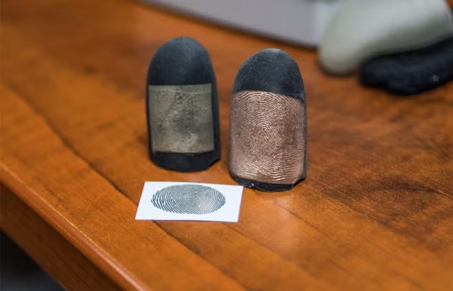 Các nhà nghiên cứu Đại học bang Michigan đã thử cả 2 phương pháp in 2D và 3D dấu vân tay. Phương pháp 2D rẻ hơn đã chứng minh hiệu quả với các mẫu điện thoại của Samsung và Apple.