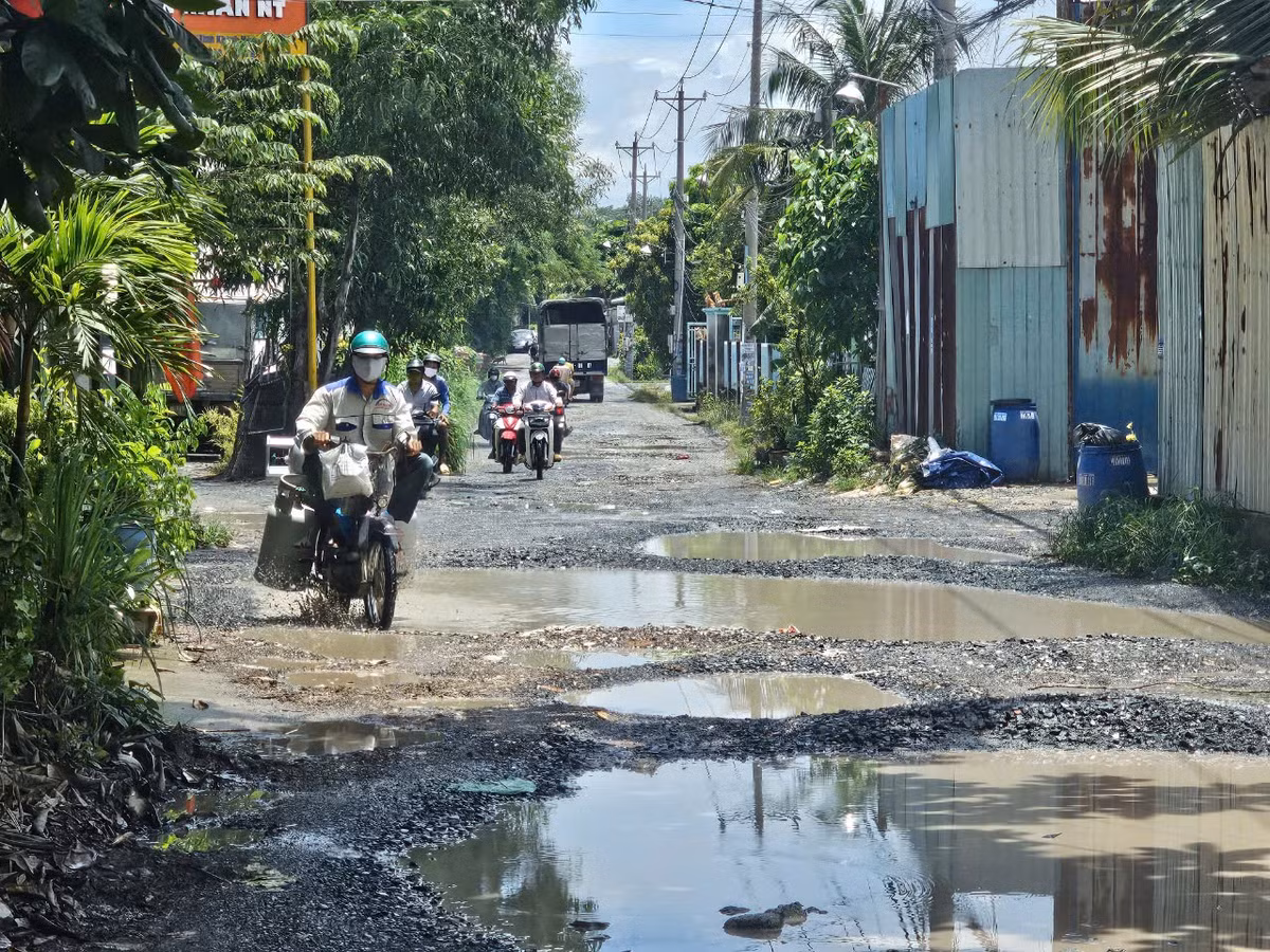 "con đường tơ lụa" mang tên Bùi Thị Xuân, nắng bụi, mưa sình Tiếp lời bà Như Hoa một người dân cũng cho hay, trời nắng những vũng sình cạn nước đi lại đã khó khăn, trời mưa nhiều người bị té, nhất là trẻ nhỏ đi học... Người dân chúng tôi hi vọng con đường sớm được chính quyền quan tâm sửa chữa để việc đi lại giao thương được thuận tiện, đời sống người dân đỡ cực, bà Hoa cho hay.