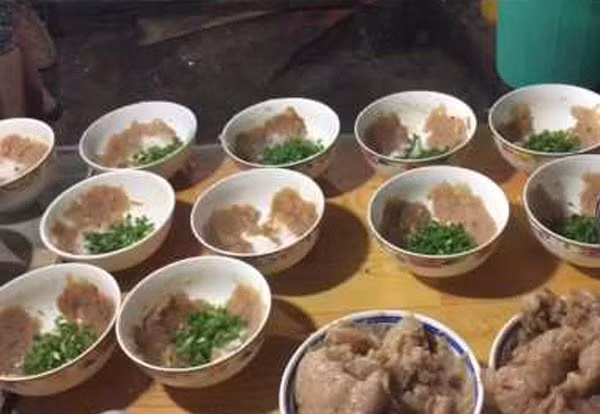 Quan bun sieu la lung: Tu pha nuoc cham moi duoc an-Hinh-2