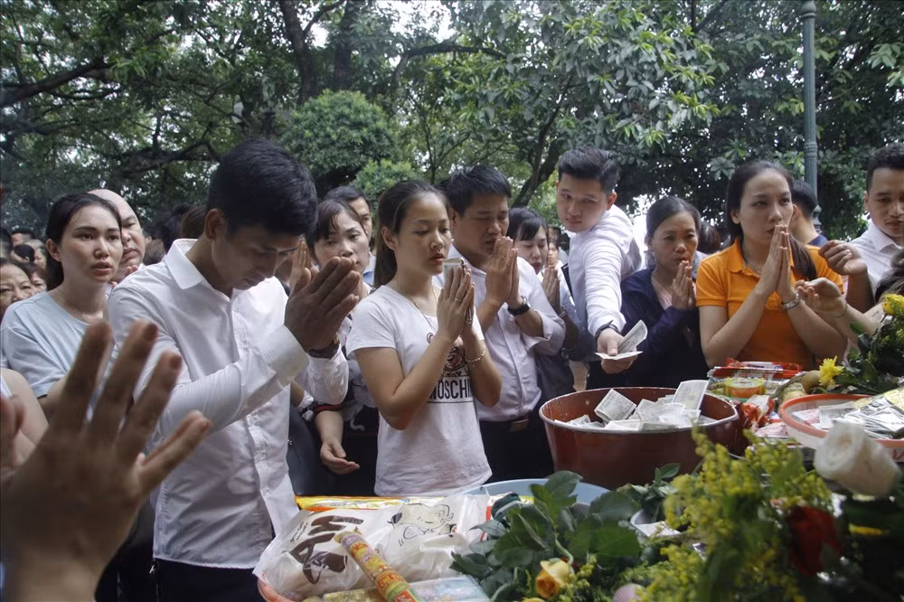 Trong ngày này, một mâm lễ cơ bản với tiền vàng, nhang nén và hoa quả có giá trung bình 50 đến 100 nghìn đồng nếu du khách mua tại các quầy hàng trên lối vào Phủ.