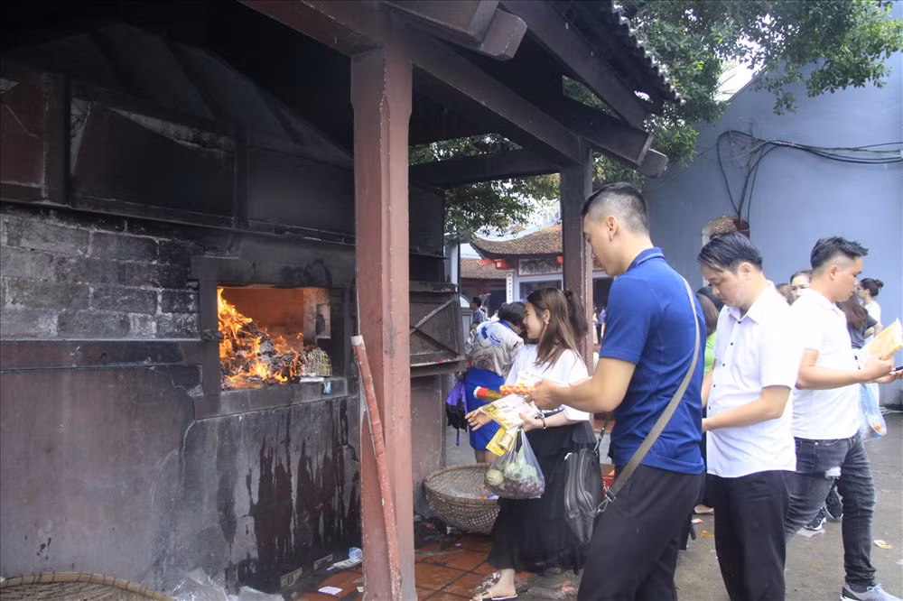 Phủ Tây Hồ là cụm công trình tôn giáo thờ Liễu Hạnh Công chúa, một nhân vật truyền thuyết và là một trong bốn vị thánh bất tử trong tín ngưỡng của người Việt. Lò đốt vàng mã luôn đỏ lửa trong ngày này.
