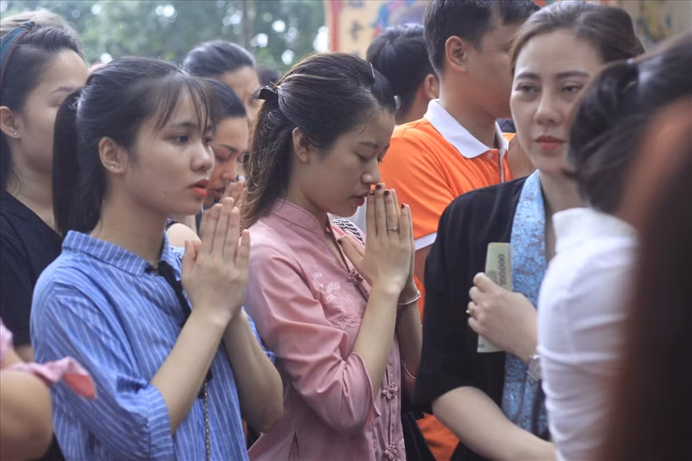 Phủ Tây Hồ, thuộc phường Quảng An, quận Tây Hồ, Hà Nội, thờ Mẫu Liễu Hạnh được cho là một trong những chốn linh thiêng của đất Hà Thành.