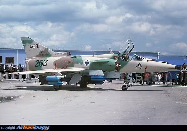 Thông số kỹ thuật cơ bản của tiêm kích Kfir bao gồm: chiều dài 15,65 m; sải cánh 8,21 m; chiều cao 4,55 m; trọng lượng rỗng 7,28 tấn; trọng lượng cất cánh tối đa 14,67 tấn.