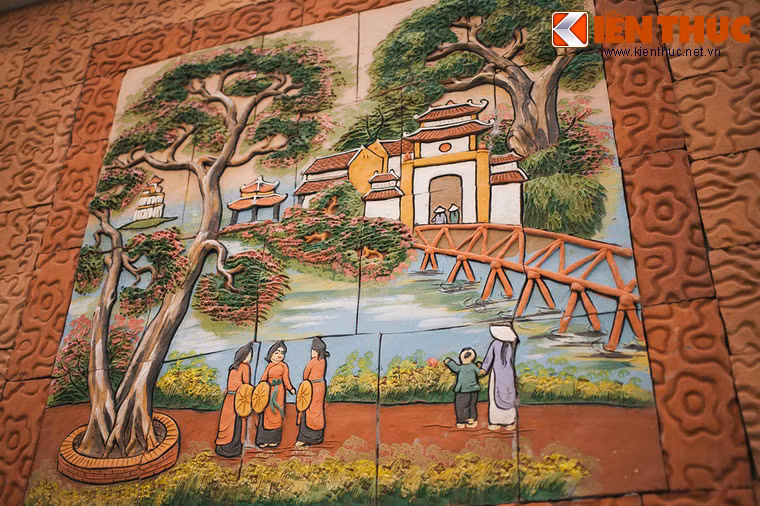 Khung cảnh Hồ Gươm với cầu Thê Húc, đền Ngọc Sơn và tháp Rùa được tái hiện một cách cô đọng.