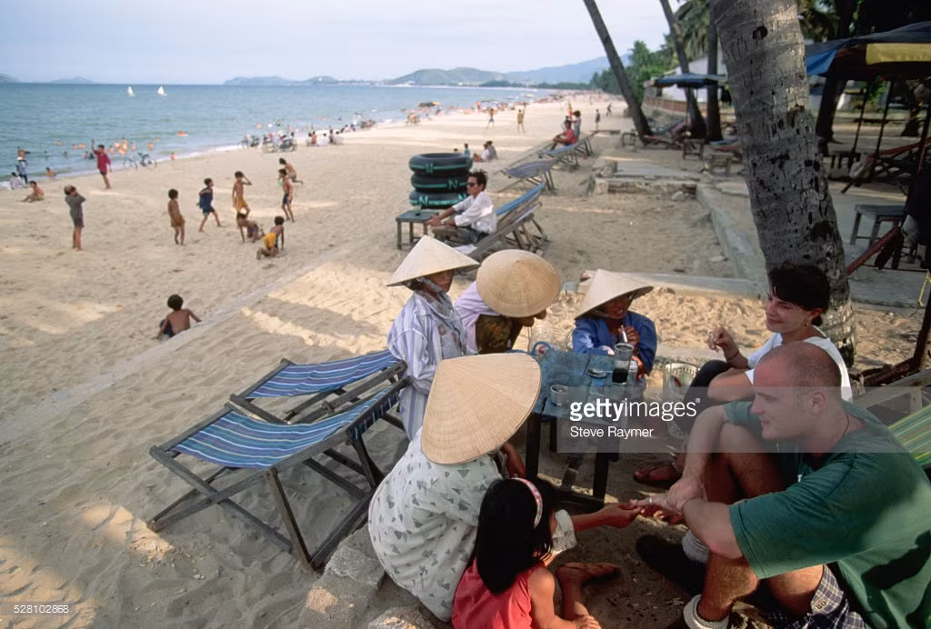 Du khách phương Tây trò chuyện với cư dân địa phương ở Nha Trang.