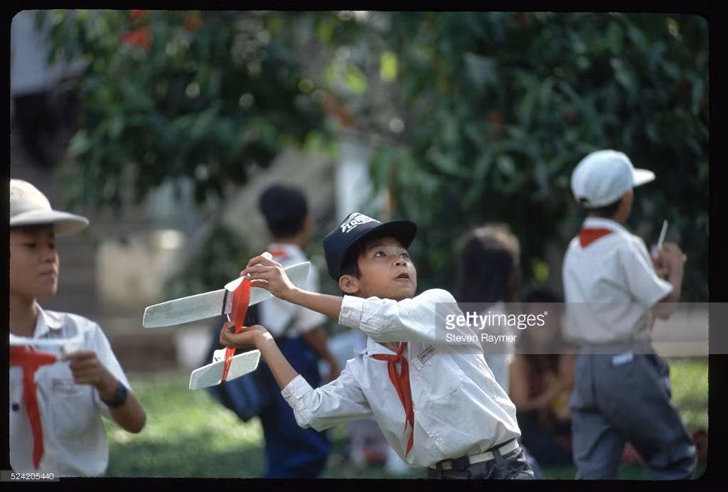 Các học sinh chơi máy bay mô hình trong chuyến tham quan Thảo Cầm Viên, TP HCM.