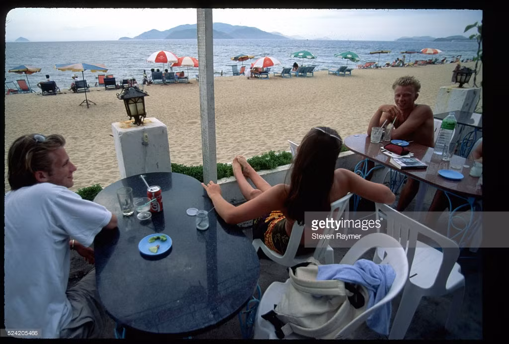 Khách quốc tế thư giãn trên bãi biển Nha Trang năm 1995.