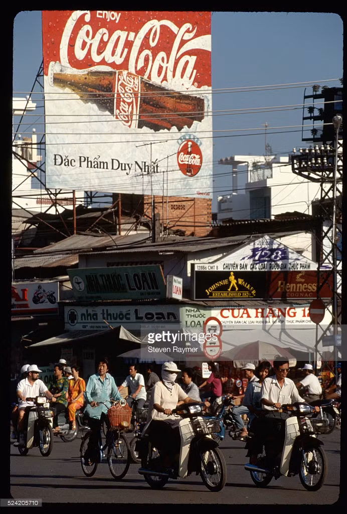 Khung cảnh nhộn nhịp trên đường Cách Mạng Tháng Tám, TP HCM năm 1995.