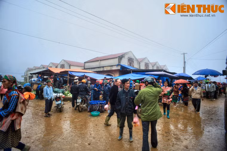 Diễn ra ở trung tâm xã Sín Chéng, huyện Si Ma Cai, tỉnh Lào Cai, chợ phiên Sín Chéng là một phiên chợ vẫn còn lưu giữ được hầu hết những giá trị văn hoá đậm tính bản sắc của nhiều dân tộc trong vùng.