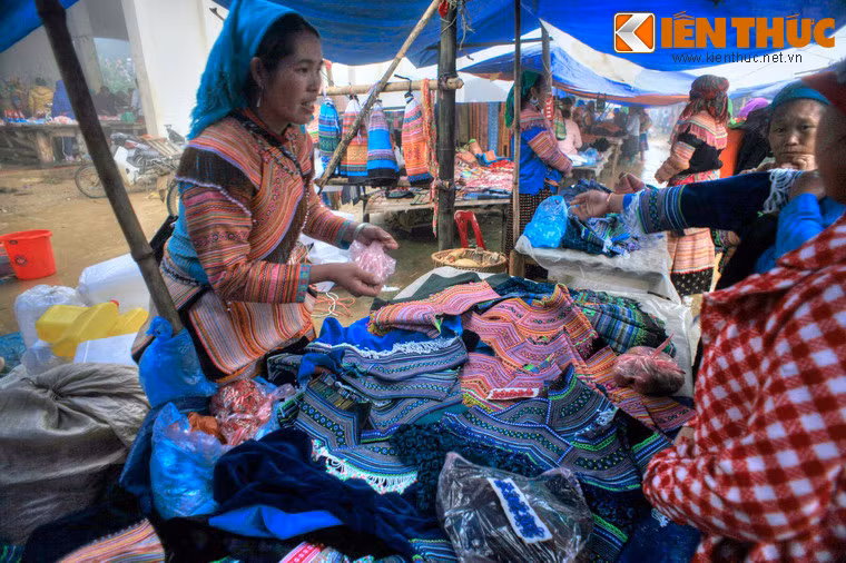 Vì nằm ở một xã khá xa trung tâm huyện nên so với nhiều chợ phiên khác trong vùng, chợ Sín Chéng ít bị tác động bởi các yếu tố của đời sống hiện đại hơn.