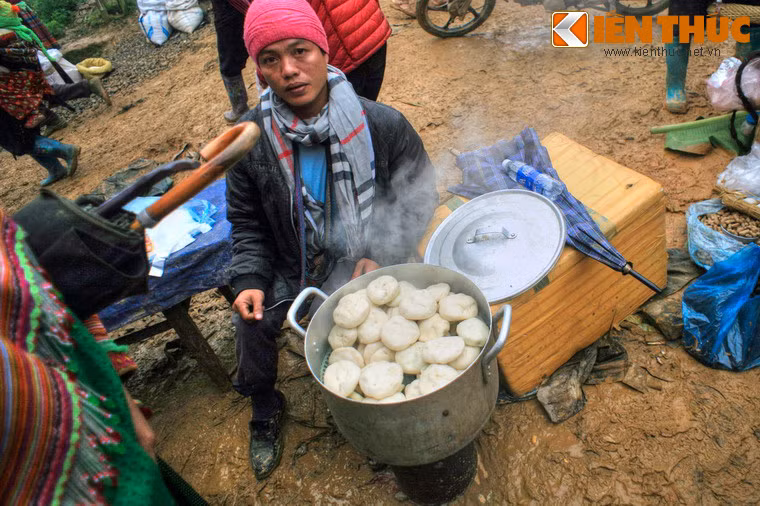 Bánh bao nóng hổi - món ăn du nhập từ bên kia biên giới.