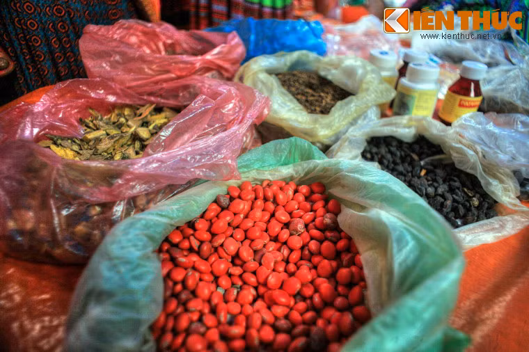 Nhiều chủng loại gia vị khác nhau của vùng núi Tây Bắc cũng xuất hiện tại nơi đây.