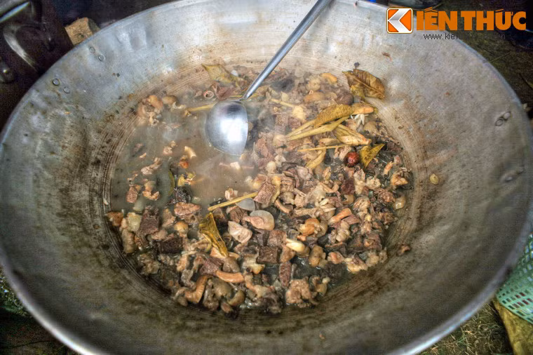 Văn hóa ẩm thực là một nét hấp dẫn khác của chợ phiên Sín Chéng. Cũng như nhiều chợ phiên vùng cao khác, thắng cố ngựa là món không thể thiếu ở nơi đây.