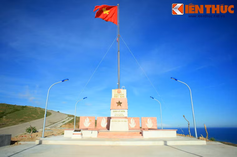Khánh thành cuối năm 2013, công trình gồm đài cột, thân cột cờ, bậc thềm và khuôn viên xung quanh có 4 bức phù điêu hình ngọn lửa dựa trên biểu trưng của Hội Sinh viên Việt Nam. Phần móng được chôn sâu dưới lớp đá với kỹ thuật kết cấu móng thường sử dụng cho những ngọn hải đăng vững chắc.