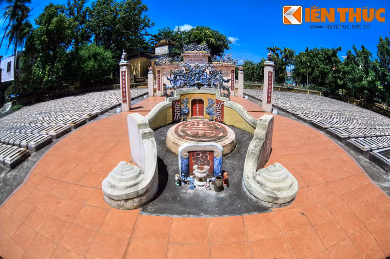 Sau tấm bia là một ngôi mộ lớn, trên bia xi-măng có cẩn hàng chữ “Tiền triều Đại tướng quý công mộ”. Tiếp sau đó là đài Chiến sĩ bằng xi-măng cao khoảng 3 mét với các am thờ, bàn hương án dành cho việc cúng tế hằng năm. Hai bên tả hữu nghĩa trũng có gần 1.300 ngôi mộ xếp cân phân, ngay thẳng.