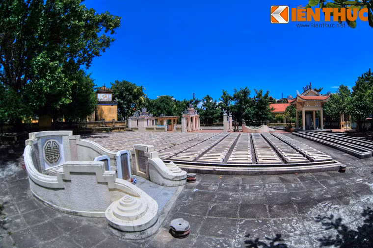 Nằm trong cụm di tích rộng 2.800m2, gồm cả Nhà thờ Tiền hiền Khuê Trung, miếu Bà, giếng Chăm... nghĩa trũng Hòa Vang nằm quay mặt về hướng Đông, được thiết kế theo mô hình tam ban: chính diện và tả hữu ban.
