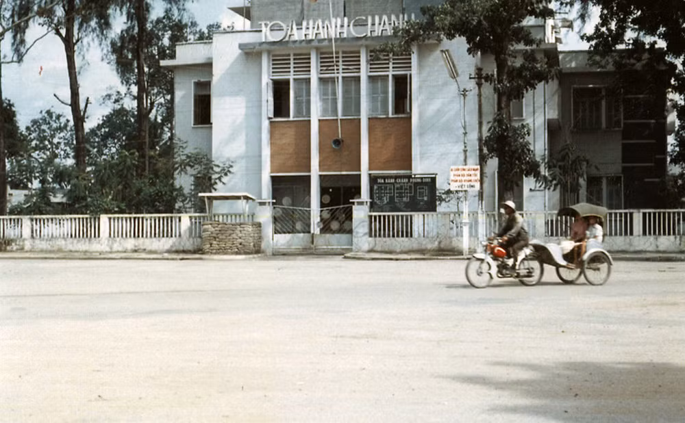 Tòa hành chính Cần Thơ trước 1975. Hình ảnh nằm trong loạt ảnh về Cần Thơ do tác giả James M. Kraft thực hiện từ năm 1966 - 1972.
