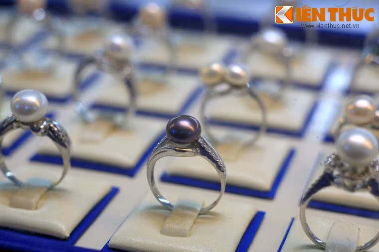 Trang sức ngọc trai hiện có giá trị rất cao, từ vài triệu đồng đến hàng chục triệu đồng cho từng sản phẩm nhưng vẫn rất hút khách.