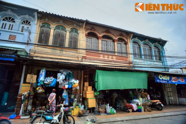 Những ngôi nhà ống ở mặt phố của cộng đồng người Việt gốc Hoa tô điểm thêm cho sự đa dạng về kiến trúc của làng cổ Long Tuyền.