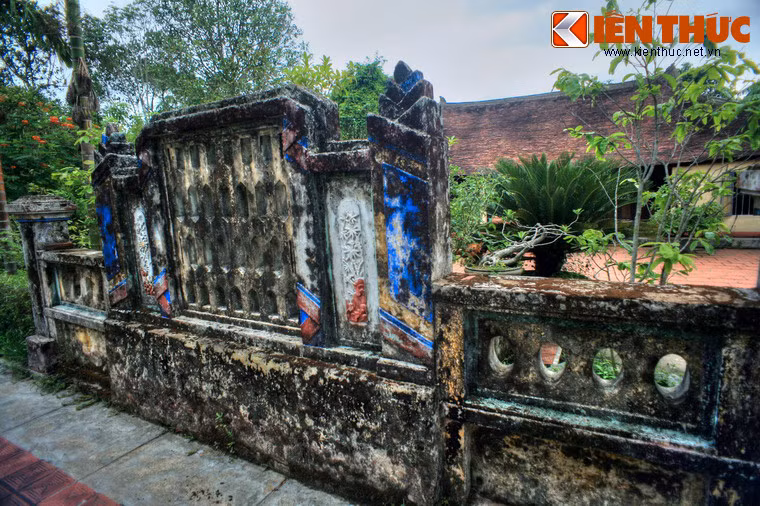 Nét đặc trưng chủ yếu và cũng là nét đặc sắc nhất trong kiến trúc của làng là quy hoạch không gian kiến trúc, được tổ hợp bằng các nhà vườn truyền thống, bố cục theo ba xóm gắn bó với nhau.