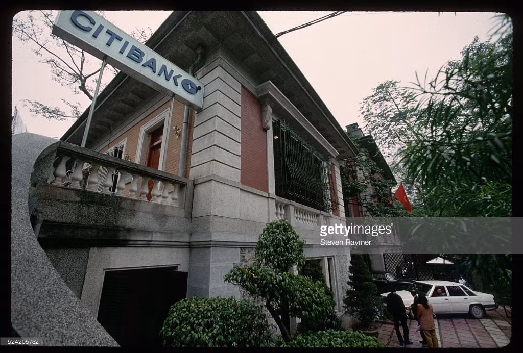Bên ngoài chi nhánh ngân hàng Citi Bank của Mỹ ở Hà Nội.
