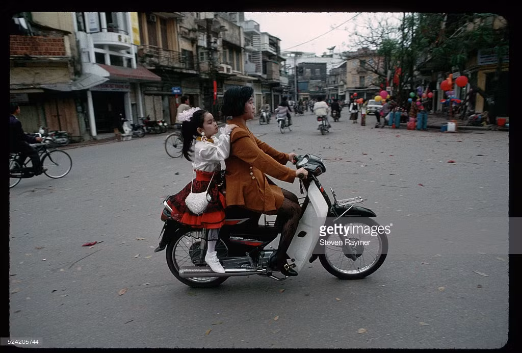 Bé gái Hà Nội đi chơi Tết cùng mẹ.