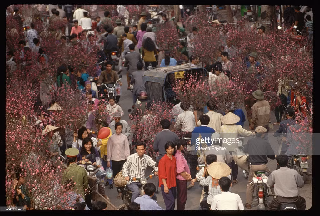Chợ hoa Tết ở Hà Nội, mùa xuân năm 1994.
