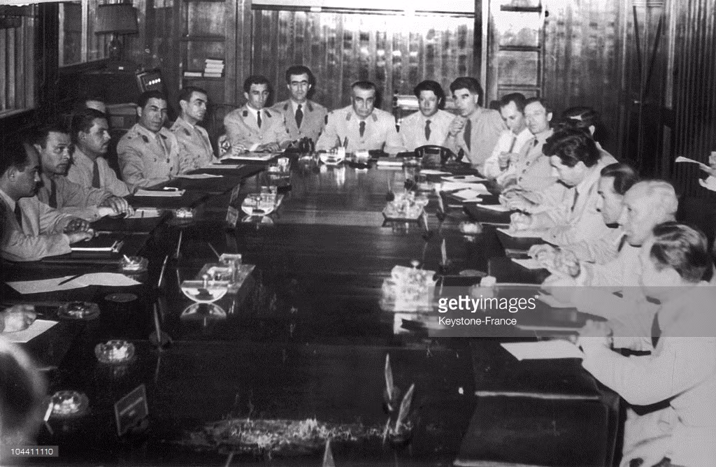 Tướng Gursel lên làm thủ tướng kiêm tổng thống và nắm quyền cho tới năm 1966, khi một chính phủ dân chủ mới được bầu lên. Ảnh: Cuộc họp của các sĩ quan lãnh đạo cuộc đảo chính.
