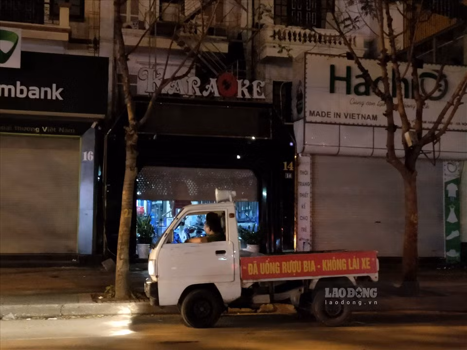 Tương tự, ghi nhận vào lúc 1h15 phút cùng ngày, trên phố Vũ Phạm Hàm (Cầu Giấy) lực lượng chức năng cũng đến một số quán karaoke còn mở cửa, yêu cầu đóng cửa dừng hoạt động, đảm bảo an toàn phòng, chống dịch bệnh.