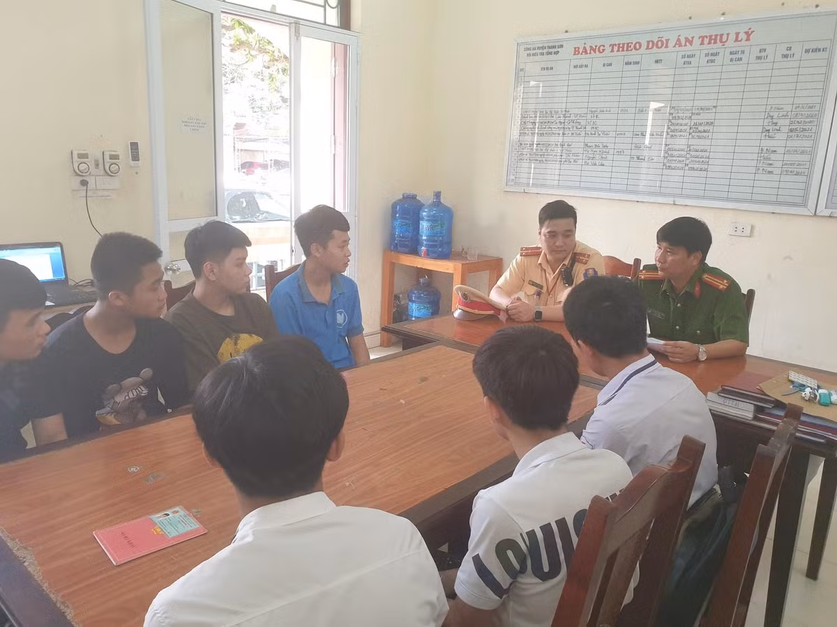 Quá trình xác minh đã xác định, một nhóm thanh niên có 10 người gồm: Lê Văn Bốn (SN 2002), Đặng Quý Mùi (SN 2003), Nguyễn Trung Bắc (SN 2004), Phạm Văn Việt (SN 2004), Đinh Tiến Đạt (SN 2004), Trần Văn Sơn (SN 2004), Phạm Tuấn Long (SN 2005), Hà Quang Long (SN 2005) cùng ở tỉnh Phú Thọ.