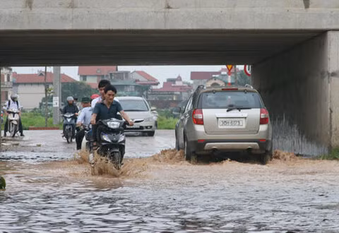 Điểm ngập 9: Đại lộ Thăng Long, đoạn ngã ba Lê Trọng Tấn, hầm chui số 3, 5, 6, km9 + 656, nút giao An Khánh.