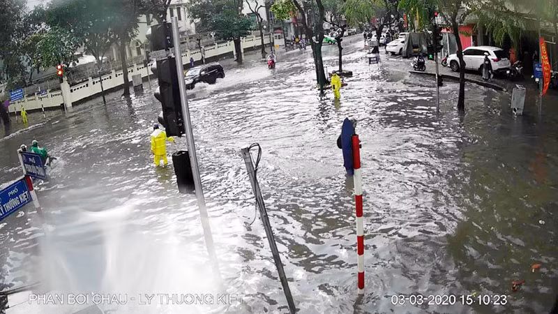 Điểm ngập 2: Ngã tư Phan Bội Châu – Lý Thường Kiệt. (Ảnh KTĐT) 